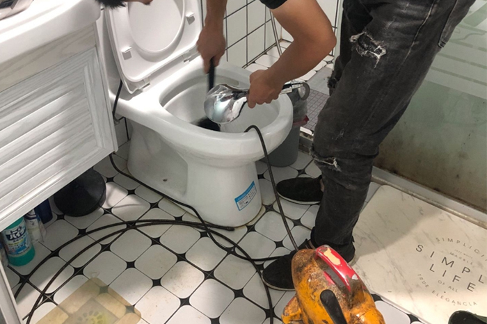 八所镇疏通下水道