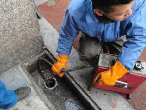 八所镇疏通下水道