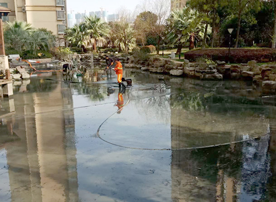 八所镇景观池淤泥清理