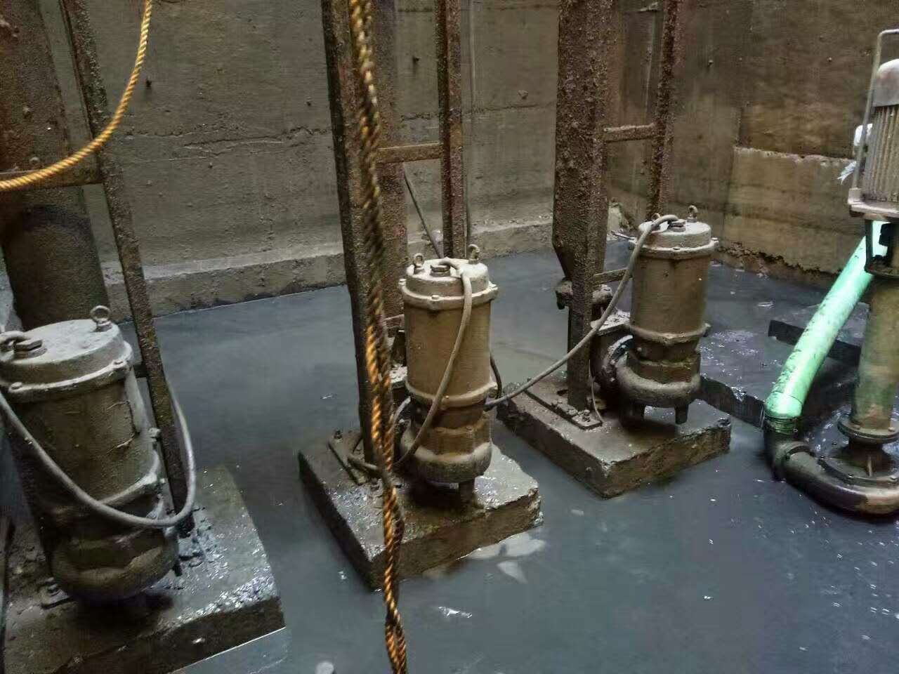 八所镇污水池清理