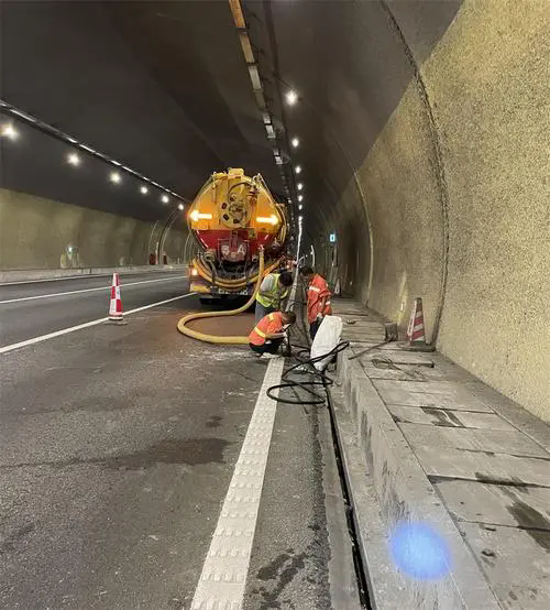 八所镇隧道排水渠清淤